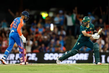 অস্ট্রেলিয়াকে বিধ্বস্ত করে সিরিজে এগিয়ে ভারত