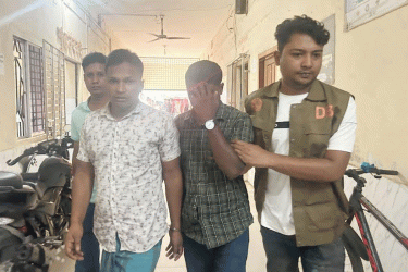 রাজবাড়ীতে ইজিবাইক ছিনতাই চক্রের ২ সদস্য গ্রেফতার