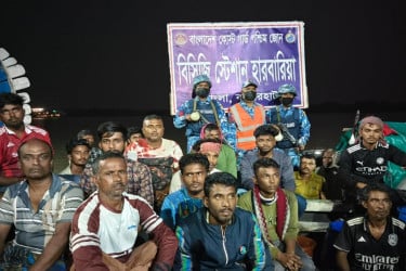 ট্রলারের ইঞ্জিন বিকল, পশুর নদীতে ভাসমান ৪২ রাস পুণ্যার্থীকে উদ্ধার