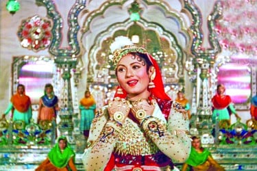 ‘পেয়ার কিয়াতো ডরনা কেয়া’ গানটি ১০৫ বার লেখা হয়েছিল