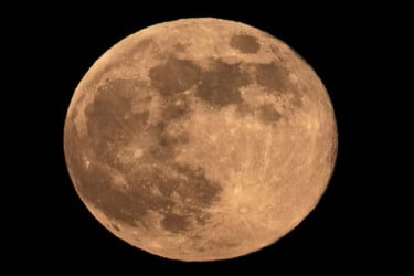 রাতে জ্বলজ্বল করল ২০২৫ সালের সবচেয়ে উজ্জ্বল চাঁদ!