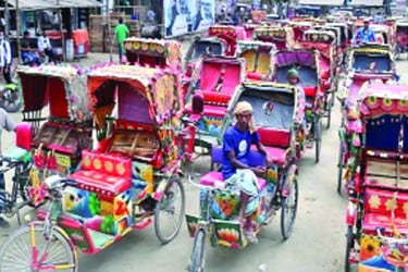 শিশু-কিশোররা চালাচ্ছে ব্যাটারিচালিত রিকশা