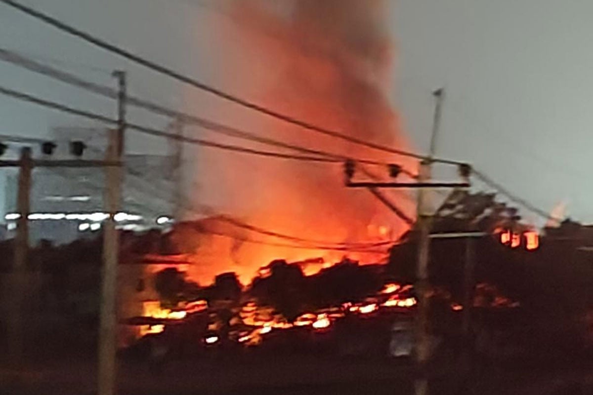 আধিপত্য বিস্তারকে কেন্দ্র করে দুই ভাইয়ের গ্রুপের সংঘর্ষ, অগ্নিসংযোগ