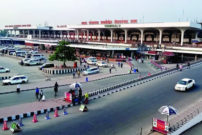 শাহজালাল বিমানবন্দরে জুতা-প্যান্ট-শার্টে লুকানো ১৫ মোবাইল