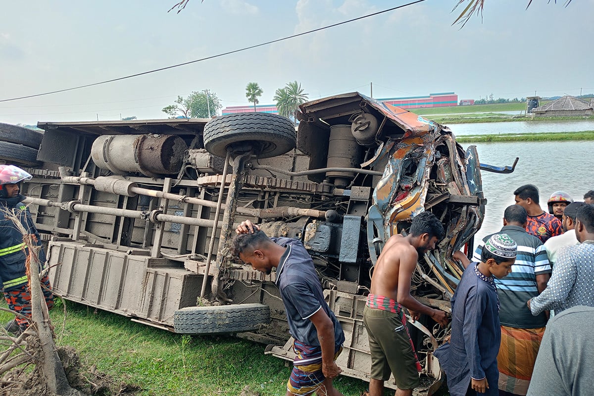 মোংলা-খুলনা মহাসড়কের বাস খাদে পড়ে নিহত ২, আহত ৭