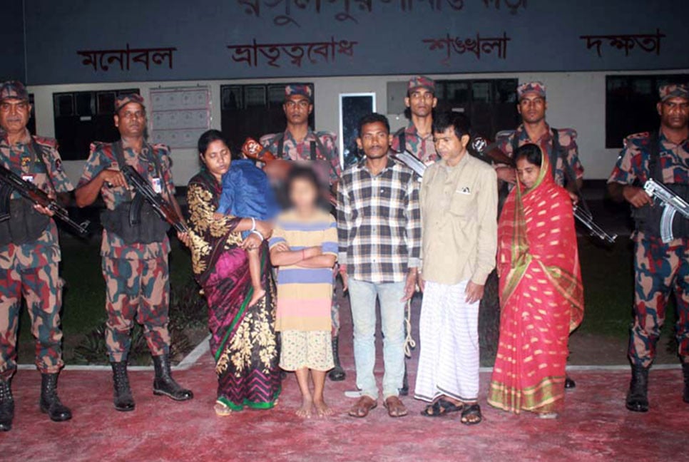 ফুলবাড়ী সীমান্তে ভারতীয় নাগরিকসহ আটক ৬