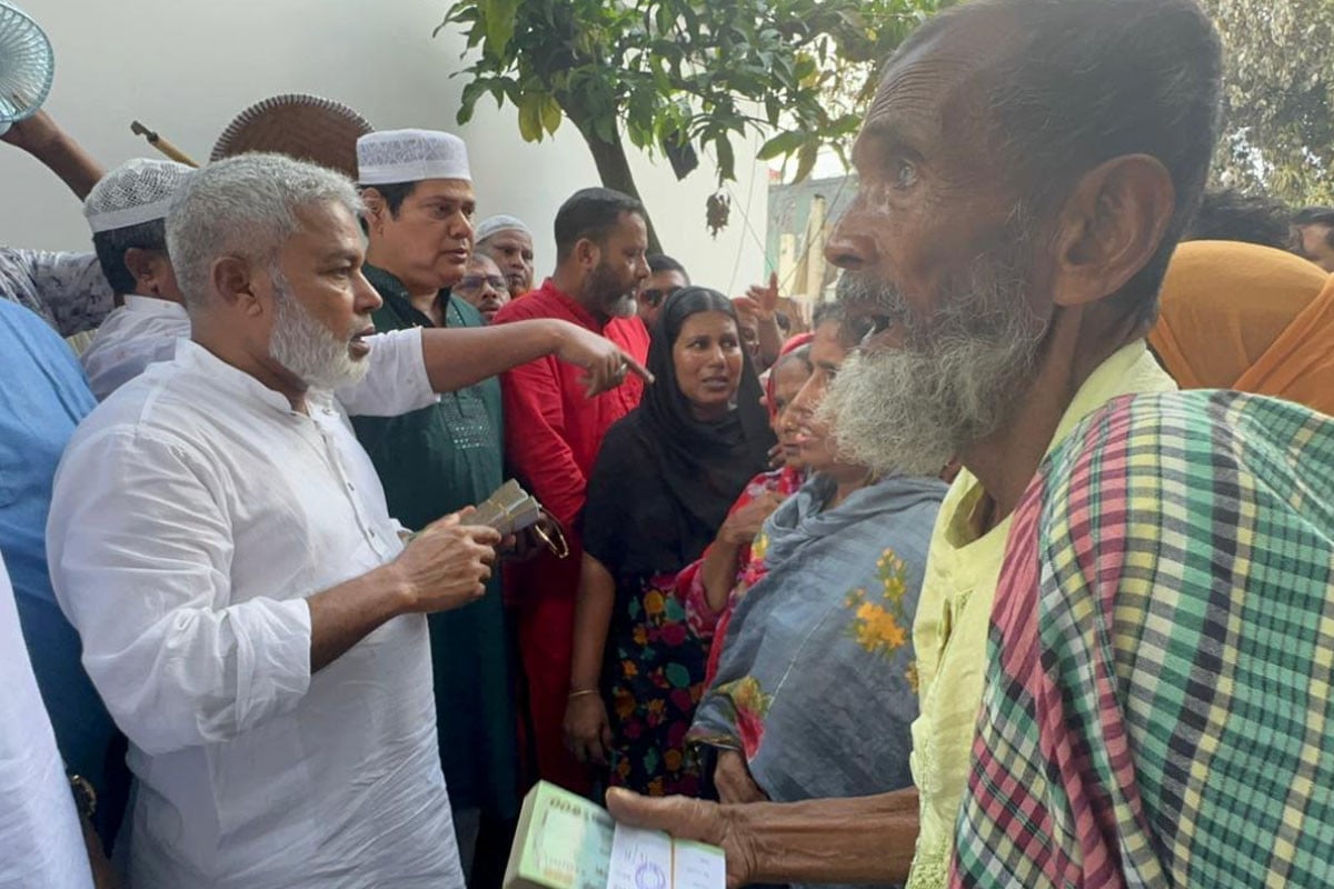 সোনারগাঁয়ে অগ্নিকাণ্ডে ক্ষতিগ্রস্তদের পাশে আজহারুল ইসলাম মান্নান