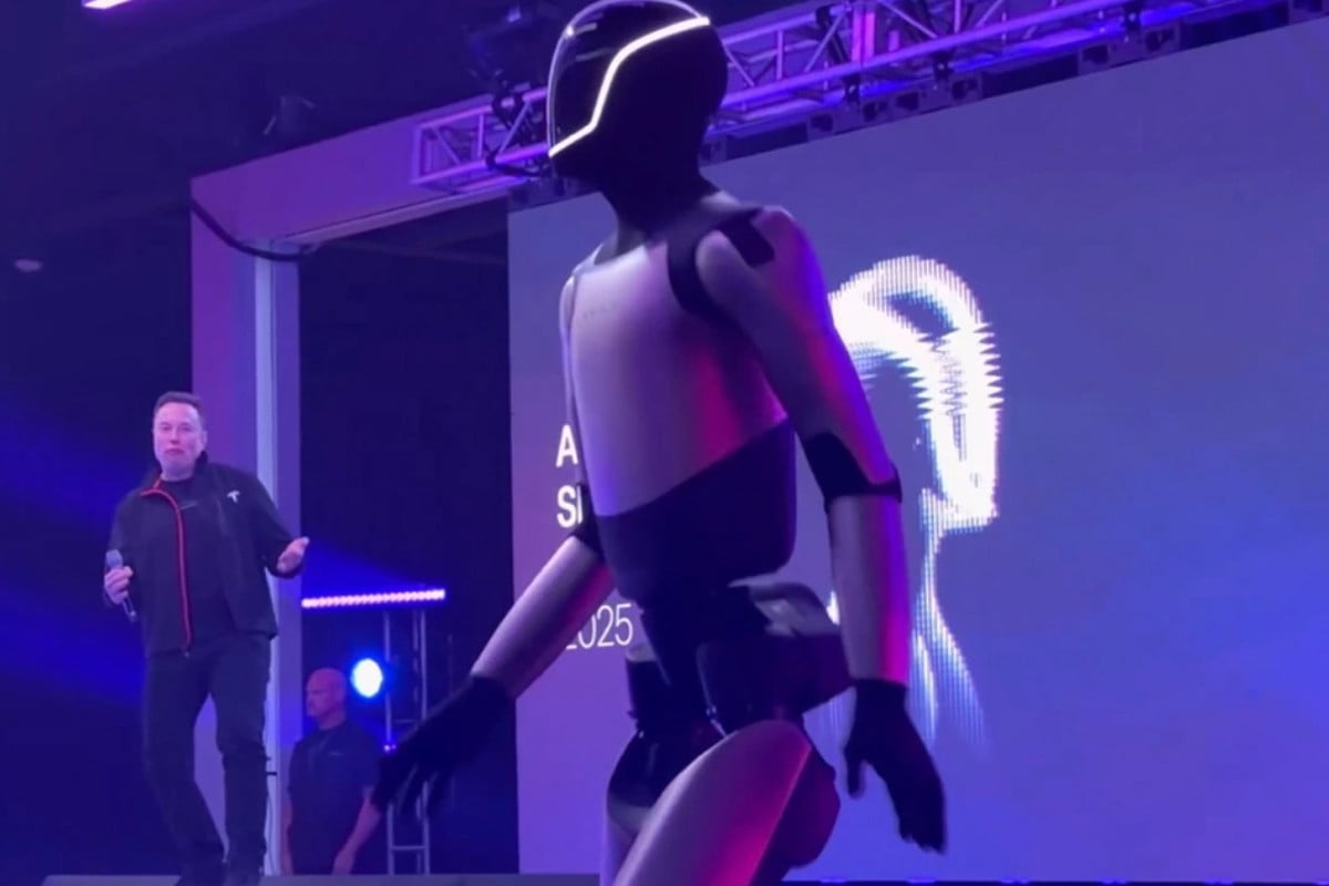 মাস্কের সাথে নাচল রোবট