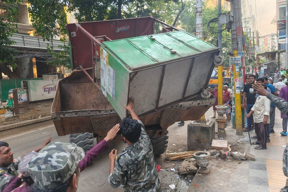চট্টগ্রামে অবৈধ ভ্রাম্যমাণ দোকান অপসারণ
