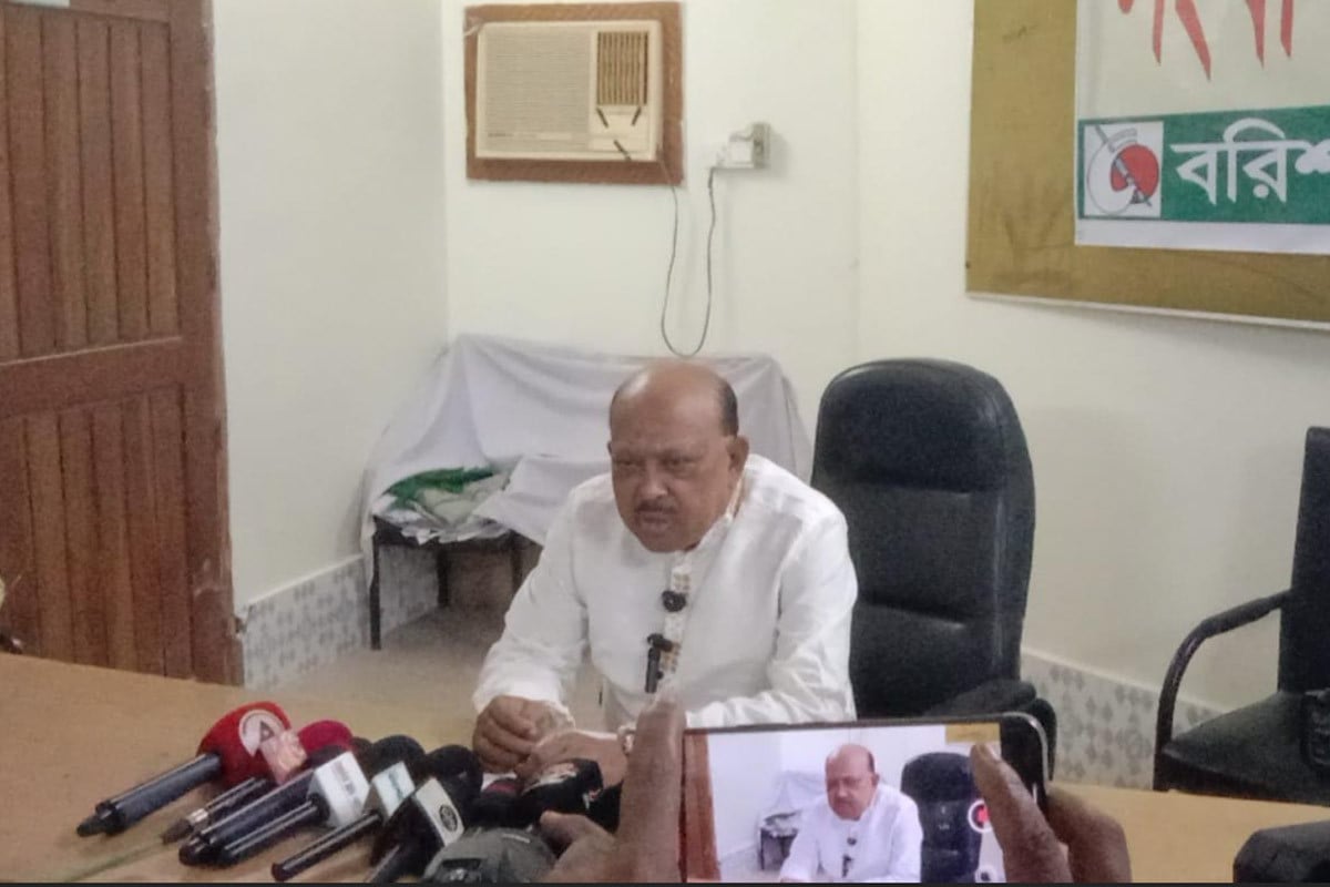 বরিশালে আইনজীবীদের কাছে বিএনপি নেতার দুঃখপ্রকাশ