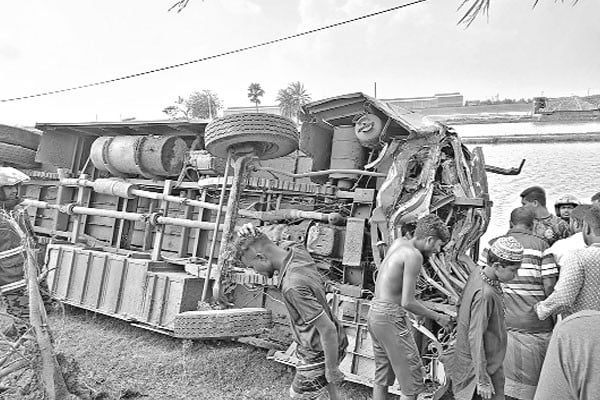 অ্যাম্বুলেন্সের সঙ্গে সংঘর্ষে নিহত তিন মোটরসাইকেল আরোহী