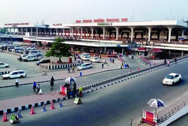 শাহজালাল বিমানবন্দরে জুতা-প্যান্ট-শার্টে লুকানো ১৫ মোবাইল