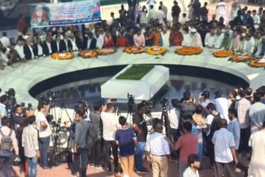 জিয়াউর রহমানের মাজারে সর্বস্তরের জনতার ঢল