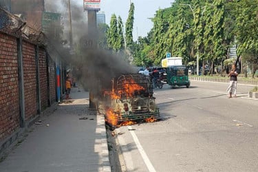 হাতিরঝিলে চলন্ত সিএনজি অটোরিকশায় আগুন, প্রাণে রক্ষা তিনজনের