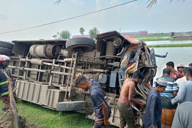 মোংলা–খুলনা মহাসড়কে বাস খাদে, দুই যাত্রী নিহত