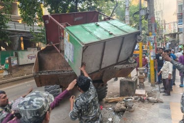 চট্টগ্রামে অবৈধ ভ্রাম্যমাণ দোকান অপসারণ