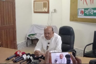 বরিশালে আইনজীবীদের কাছে বিএনপি নেতার দুঃখপ্রকাশ