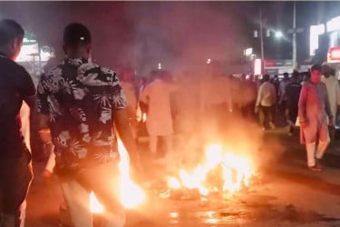 ফটিকছড়িতে মনোনয়ন নিয়ে অসন্তোষ, আগুন জ্বালিয়ে সড়ক অবরোধ