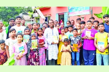 জ্ঞানের আলো ছড়াচ্ছেন প্রত্যন্ত অঞ্চলে
