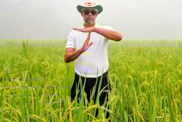 মনোনয়ন না পেয়ে আম্পায়ারের ভঙ্গিতে রিভিউ আবেদন বিএনপি নেতার