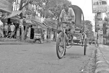 অটোরিকশার ভিড়, অস্তিত্ব হারাচ্ছে প্যাডেল রিকশা