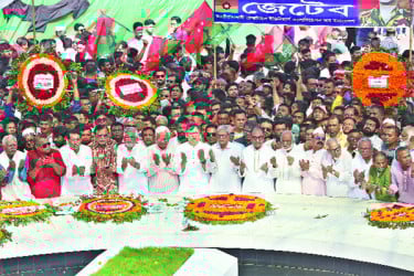 রাষ্ট্রপতি জিয়াউর রহমানের সমাধিতে পুষ্পস্তবক অর্পণ করে শ্রদ্ধা