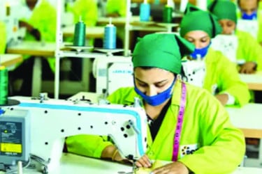 ঝুঁকিতে ৭ কোটি পোশাকশ্রমিক