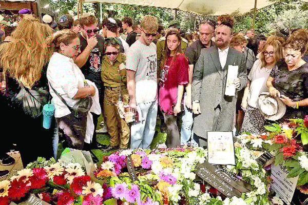 ফুল দিয়ে শ্রদ্ধা নিবেদন