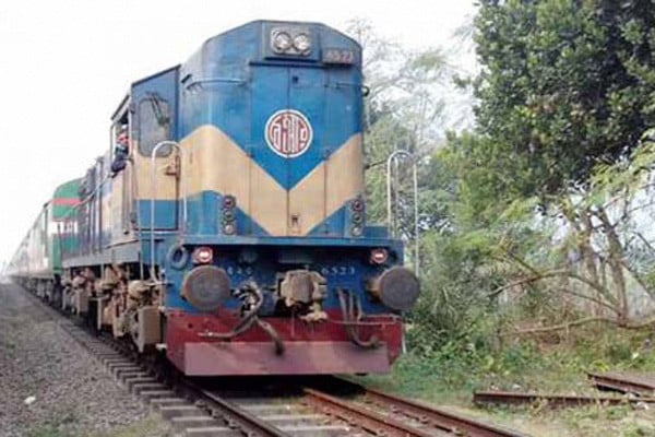 ছিনতাইকারীদের ধাক্কায় চলন্ত ট্রেনের ছাদ থেকে পড়ে যুবক আহত