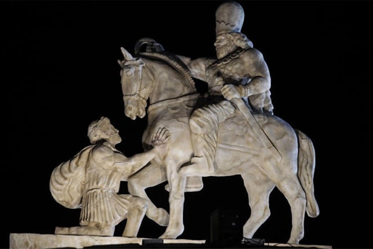 ইরানে প্রাচীন বিজয়ের স্মৃতিস্তম্ভ উন্মোচন, শত্রুর প্রতি সতর্কবার্তা