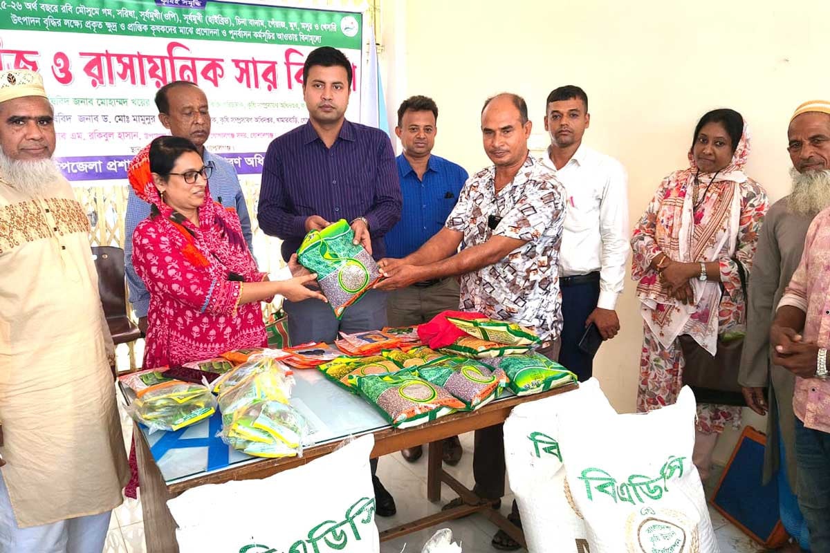 গোপালগঞ্জে প্রণোদনার বীজ-সার পেল ২৮২০ কৃষক
