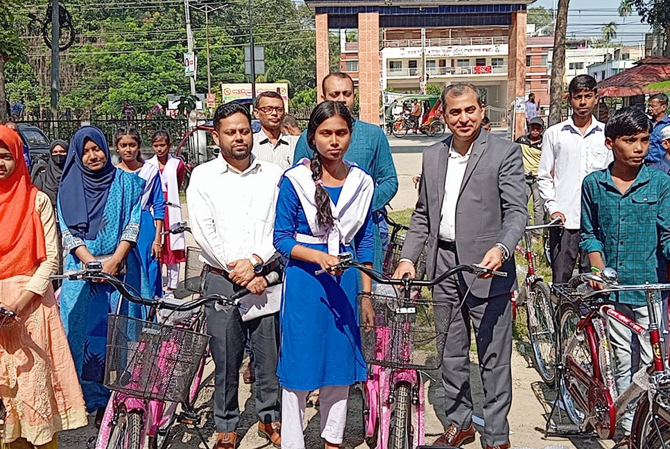 মাগুরায় শিক্ষার্থীদের মাঝে বাইসাইকেল বিতরণ