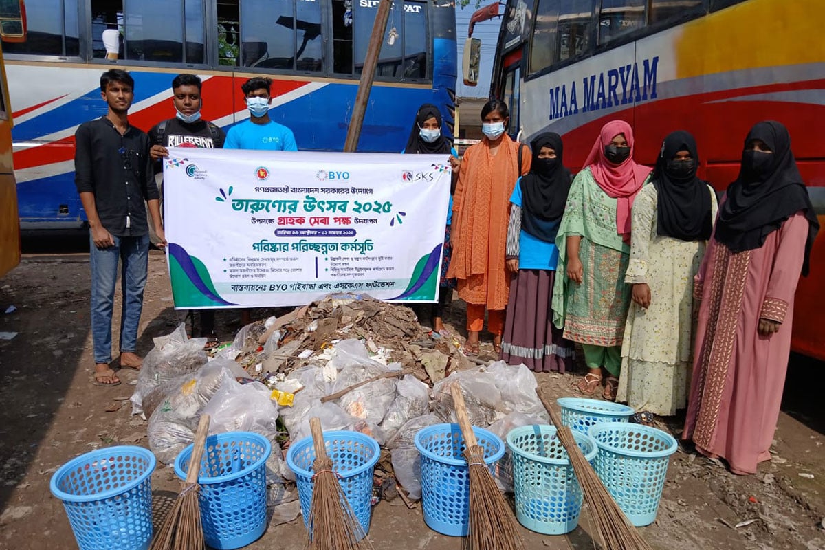 গাইবান্ধায় বাস টার্মিনালে পরিষ্কার-পরিচ্ছন্নতা কার্যক্রম