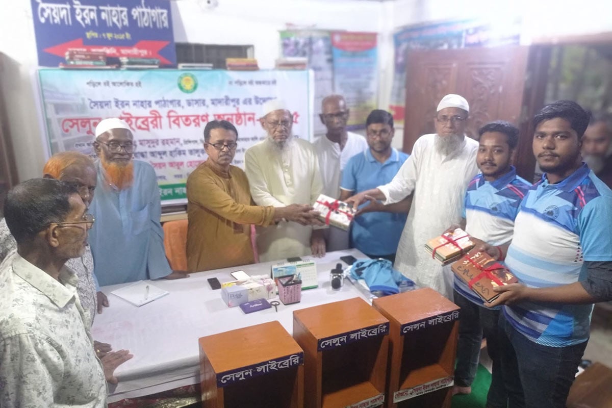 মাদারীপুরের ডাসারে সেলুনে বই পড়ার নতুন উদ্যোগ