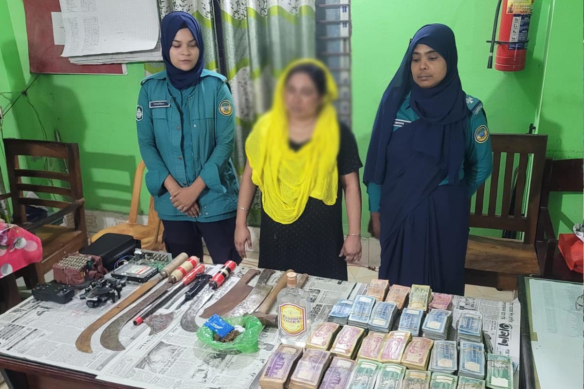 বরিশালে অস্ত্র, মাদক ও টাকাসহ নারী গ্রেপ্তার, স্বামী পলাতক