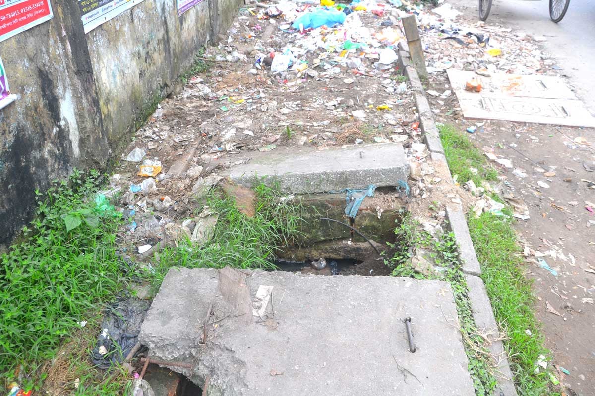 বগুড়া পৌরসভার উন্মুক্ত ড্রেন যেন মৃত্যু ফাঁদ