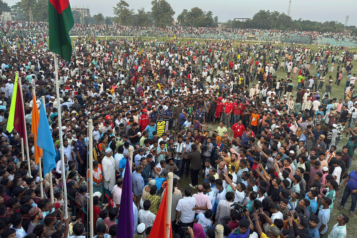শেরপুরে ফাইনাল ম্যাচ দেখতে দর্শকদের উপচে ভরা ভীড়