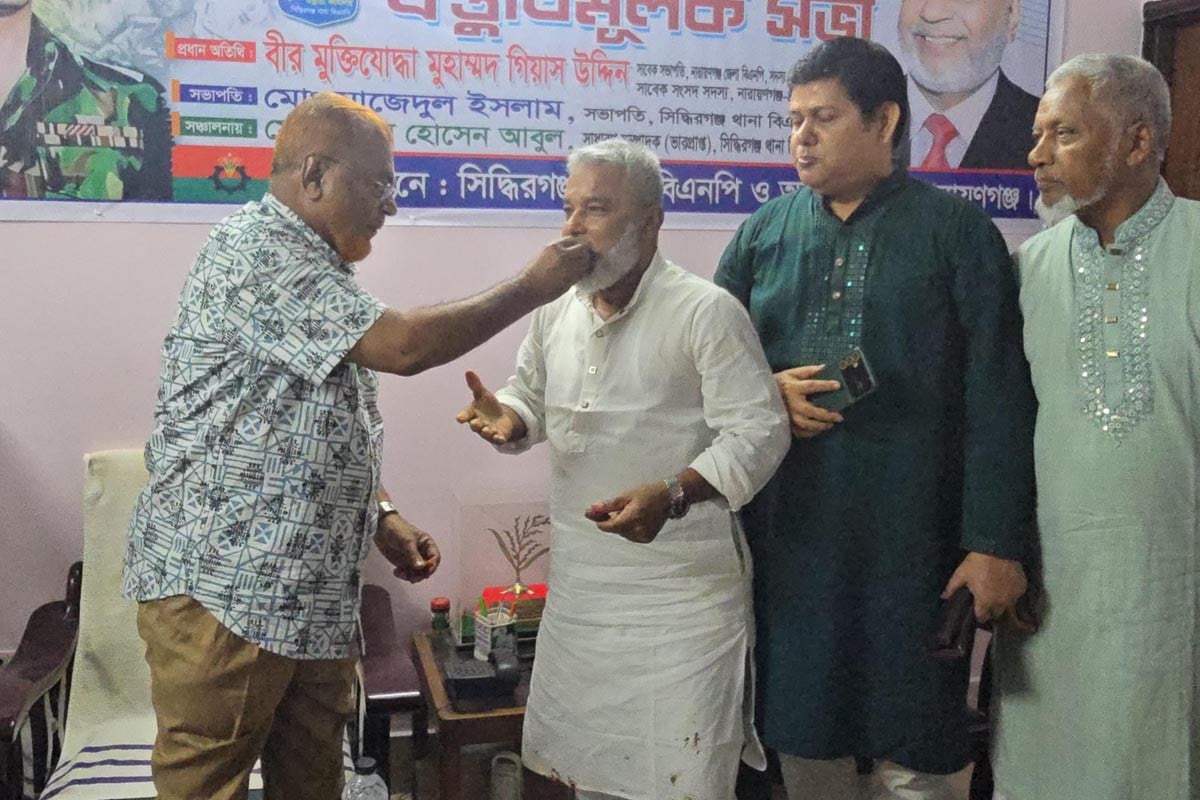 গিয়াসউদ্দিনকে মিষ্টিমুখ করালেন বিএনপির মনোনীত প্রার্থী আজহারুল