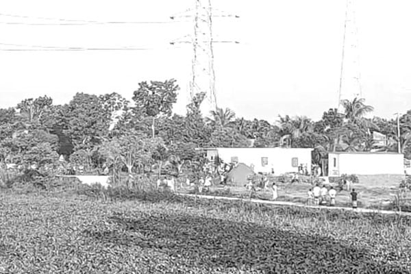 খেয়ায় ভাড়া আদায় নিয়ে মাইকে ঘোষণা দিয়ে টেঁটাযুদ্ধ