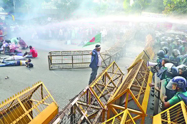 শিক্ষকদের ওপর পুলিশের লাঠিচার্জ জলকামান