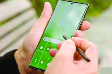 অ্যামোলেড স্ক্রিনে ‘গ্রিন লাইন’ : রহস্য ও সমাধান