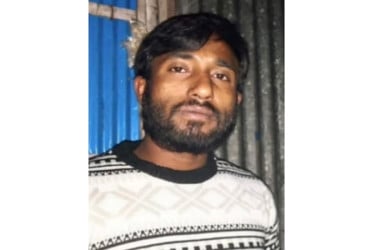 নিজ বাড়ির সামনে ব‍্যবসায়ীকে দা-চাপাতি দিয়ে এলোপাতাড়ি কুপিয়ে হত্যা