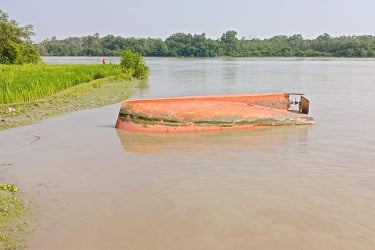 সুন্দরবনে পর্যটকবাহী বোট উল্টে নারী নিখোঁজ