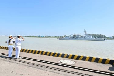 শুভেচ্ছা সফরে চট্টগ্রাম বন্দরে পাকিস্তান নৌবাহিনীর জাহাজ