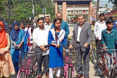 মাগুরায় শিক্ষার্থীদের মাঝে বাইসাইকেল বিতরণ