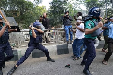 অনির্দিষ্টকালের জন্য পাঠদান বন্ধের ঘোষণা শিক্ষকদের