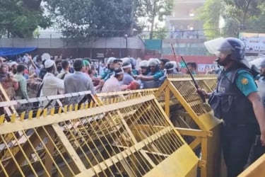 অনির্দিষ্টকালের জন্য পাঠদান বন্ধের ঘোষণা শিক্ষকদের