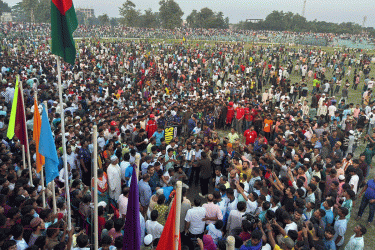 শেরপুরে ফাইনাল ম্যাচ দেখতে দর্শকদের উপচে ভরা ভীড়
