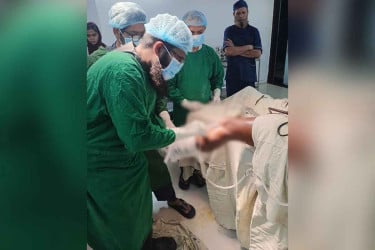 বরিশালে হাঁটু না কেটে লিগামেন্ট ইনজুরির চিকিৎসা