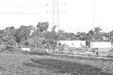 খেয়ায় ভাড়া আদায় নিয়ে মাইকে ঘোষণা দিয়ে টেঁটাযুদ্ধ